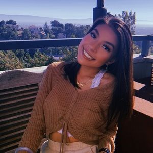 Meet your Posher, Ana